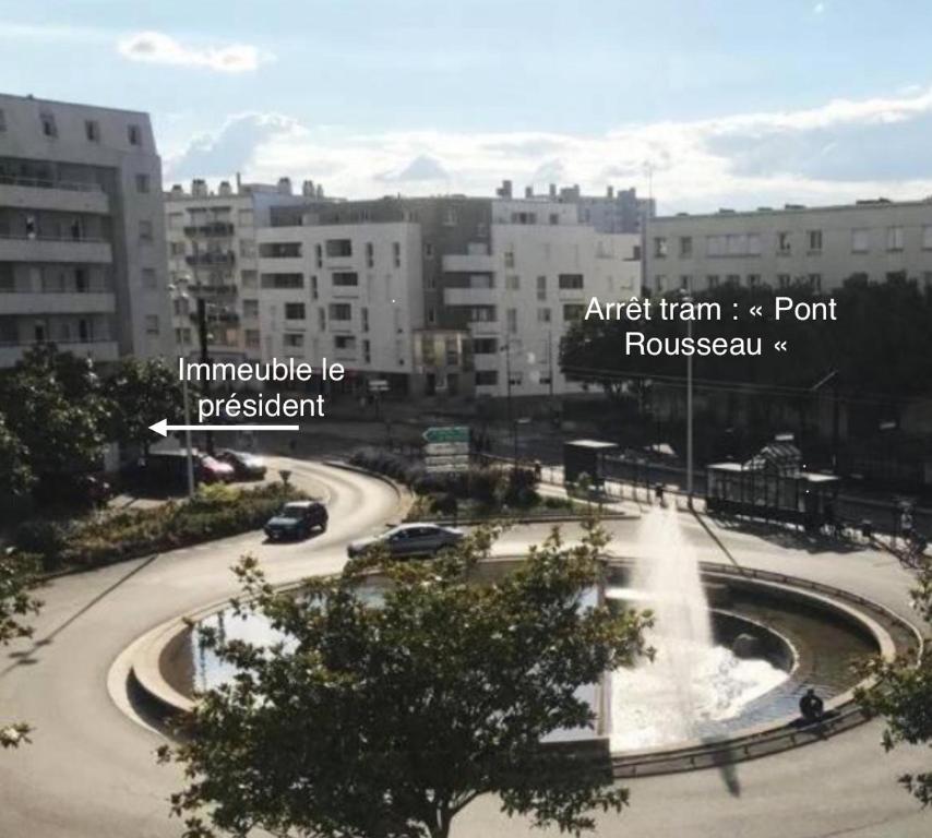 une vue sur une ville avec des bâtiments et une route dans l'établissement Nantes, à Rezé