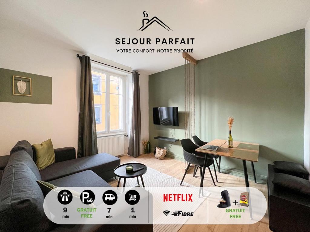 un salon avec un canapé et une table dans l'établissement Appart'Hôtel Le Valdoie - Rénové, Calme & Netflix, à Belfort