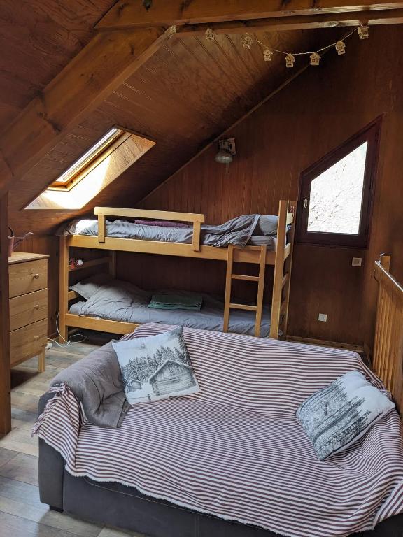 Postel nebo postele na pokoji v ubytování Les chalets de la forêt d'Issaux