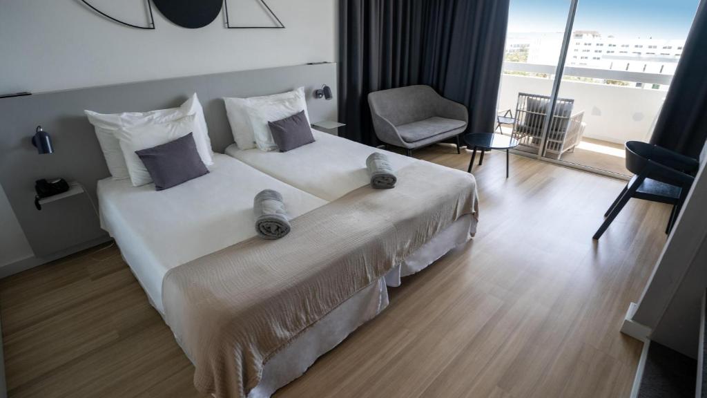 Postel nebo postele na pokoji v ubytování Coral Suites & Spa - Adults Only