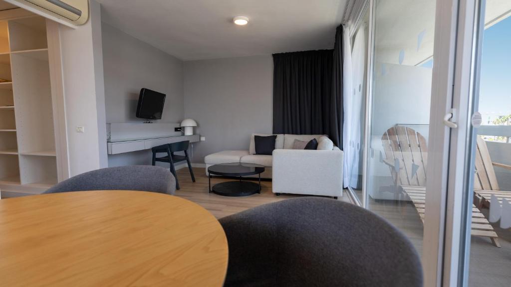 TV a/nebo společenská místnost v ubytování Coral Suites & Spa - Adults Only