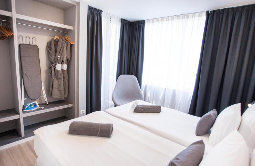 Postel nebo postele na pokoji v ubytování Coral Suites & Spa - Adults Only