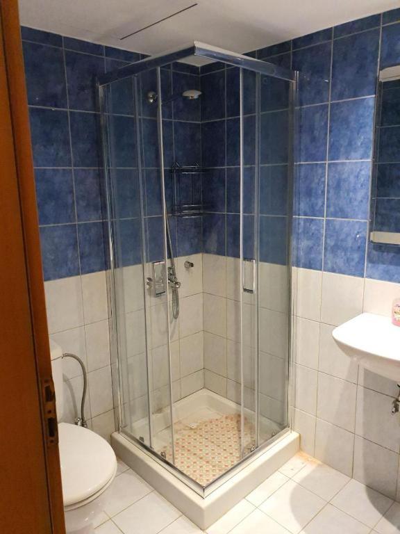 łazienka z prysznicem i toaletą w obiekcie Cosy little studio for family vacations ! w mieście Rodos