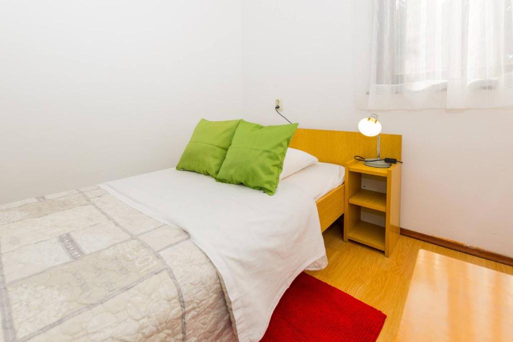 Postel nebo postele na pokoji v ubytování Comfortable apartment PUH with built barbecue in Pula