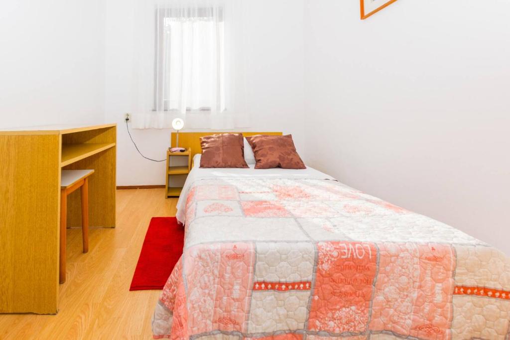 Postel nebo postele na pokoji v ubytování Comfortable apartment PUH with built barbecue in Pula