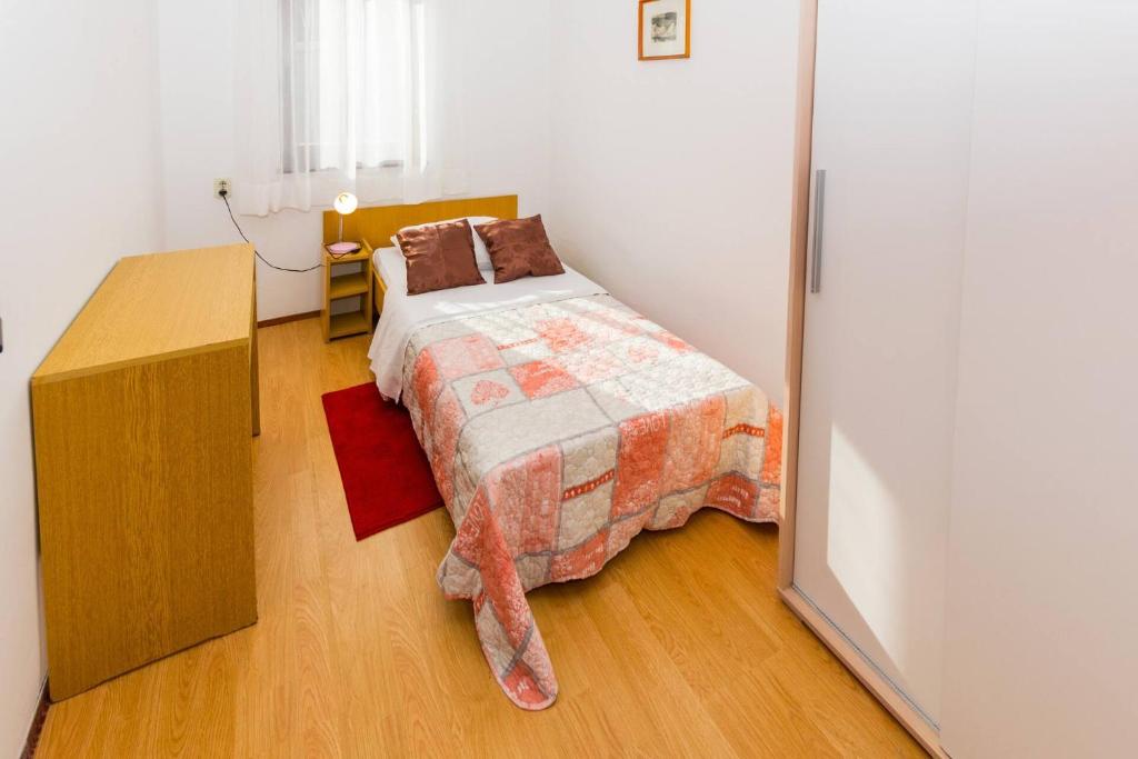 Postel nebo postele na pokoji v ubytování Comfortable apartment PUH with built barbecue in Pula