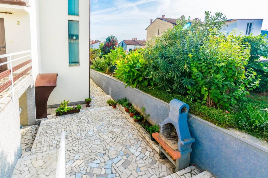 Zahrada ubytování Comfortable apartment PUH with built barbecue in Pula