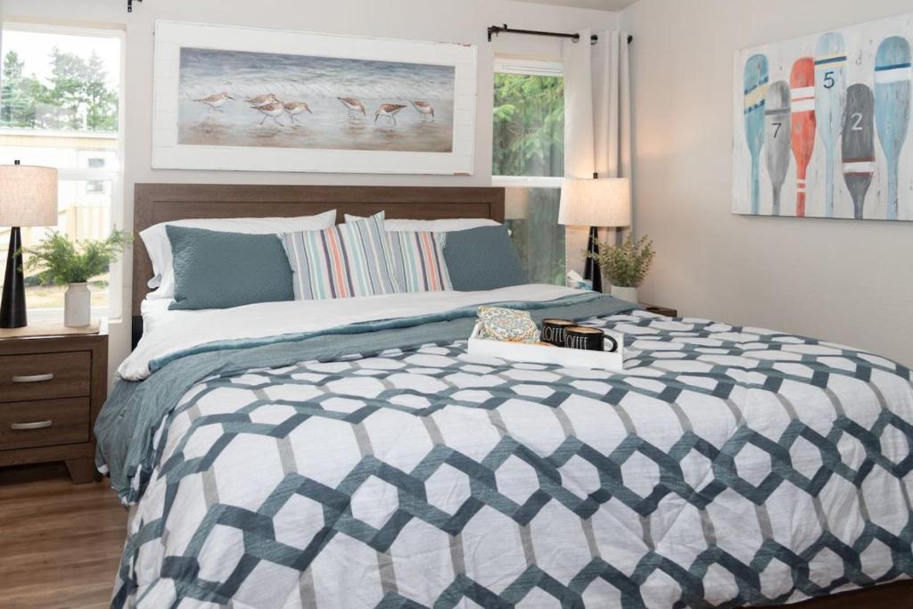 Ένα ή περισσότερα κρεβάτια σε δωμάτιο στο Funky and Fun Beach Getaway