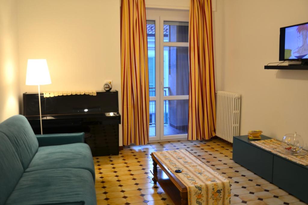 TV a/nebo společenská místnost v ubytování Appartamento Movie nel centro storico di Asti