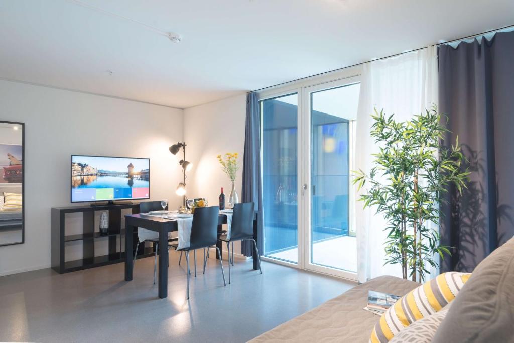 TV a/nebo společenská místnost v ubytování HITrental Allmend Comfort Apartments