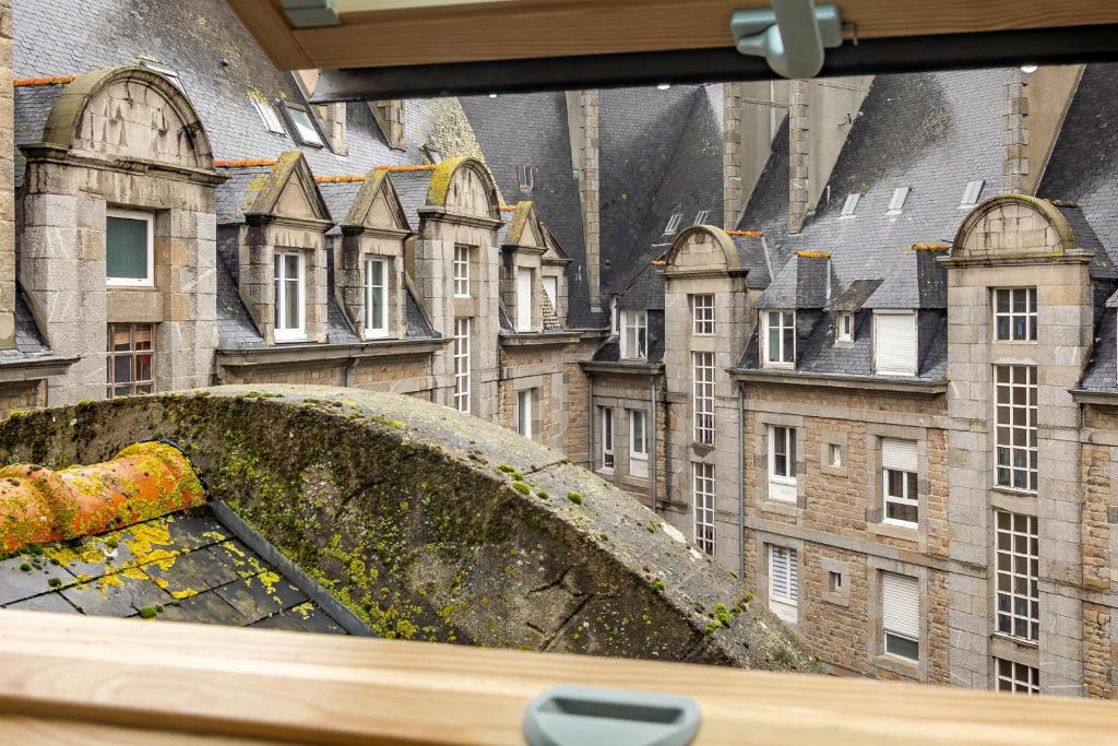 une vue d'une ville depuis une fenêtre dans l'établissement La Cabane Malouine, à Saint-Malo