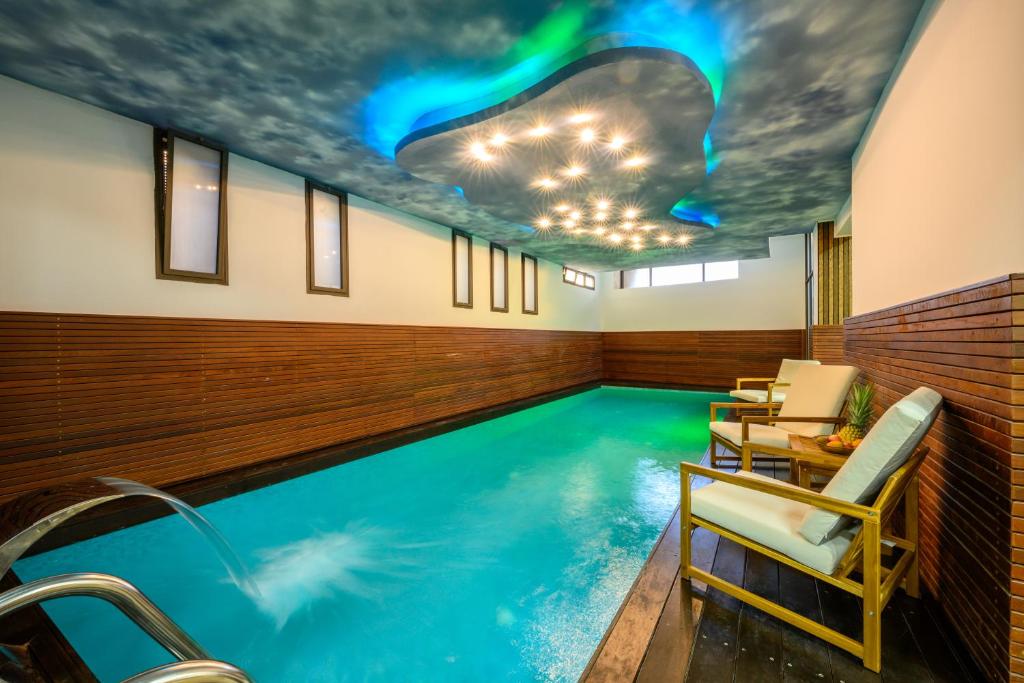Bazén v ubytování Junes jaffa Luxury Apartments nebo v jeho okolí