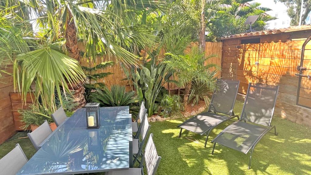d'une terrasse avec une table bleue et 2 chaises. dans l'établissement Victor Marguerite, à Sainte-Maxime