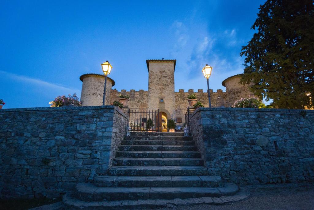 un château avec des escaliers menant à celui-ci dans l'établissement Castello Di Gabbiano, à Mercatale Val Di Pesa