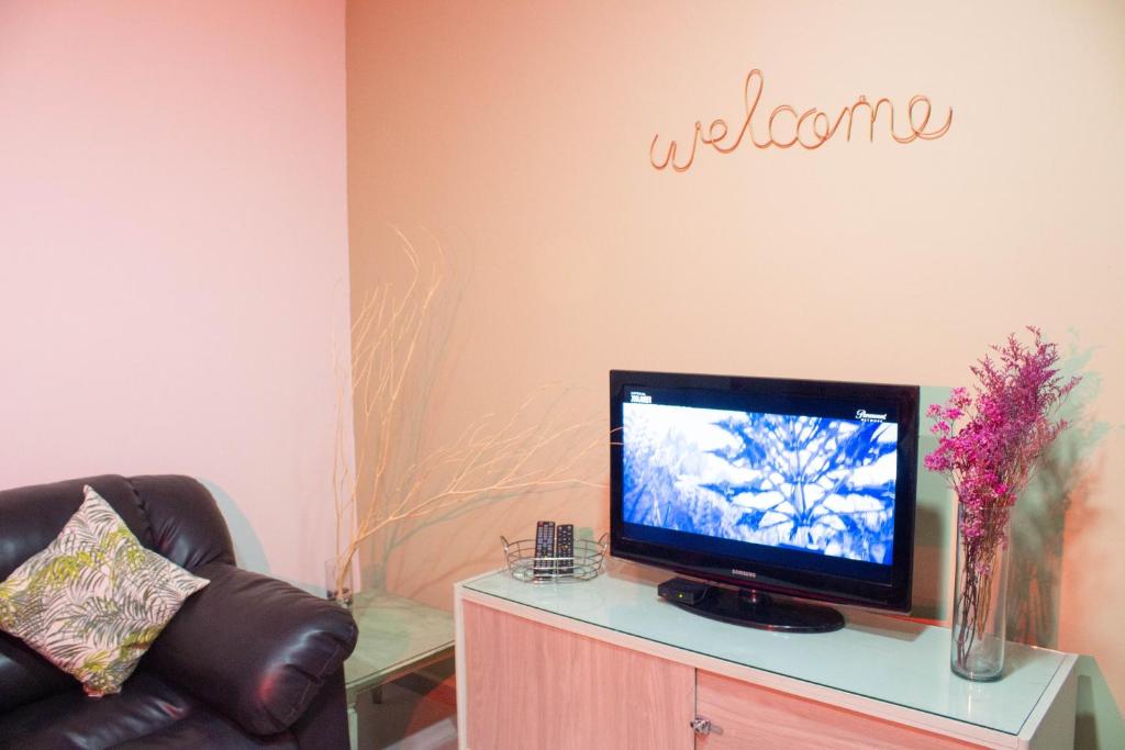 Televízia a/alebo spoločenská miestnosť v ubytovaní Cali Home