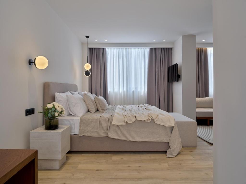 Postel nebo postele na pokoji v ubytování Haya Athens Loftie Suites