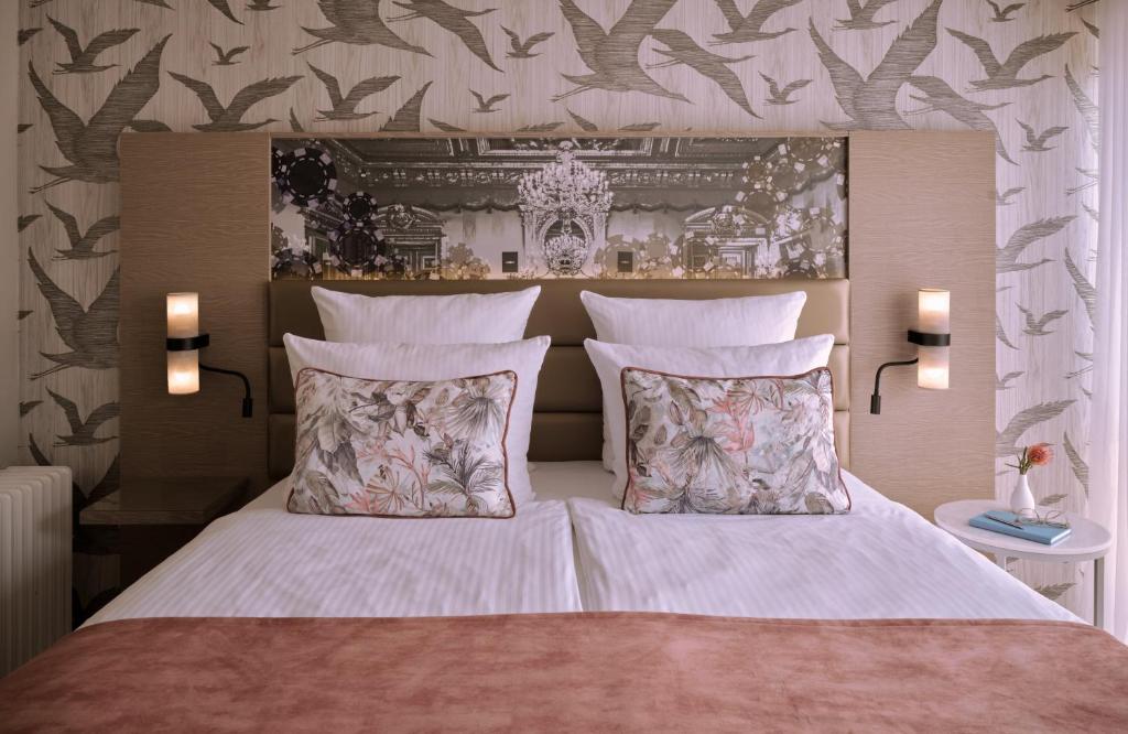 Postel nebo postele na pokoji v ubytování Leonardo Royal Hotel Baden- Baden