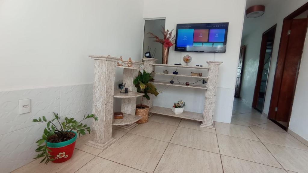 TV a/nebo společenská místnost v ubytování Piscina aquecida, Cortesia, Maio, Junho e Julho