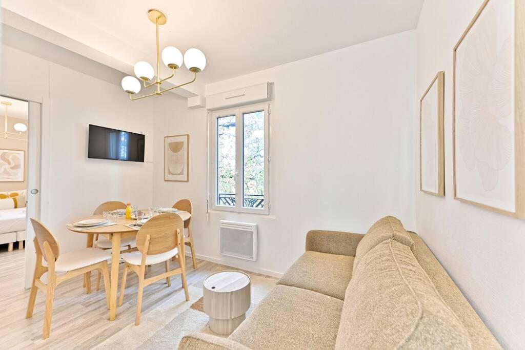 un salon avec un canapé et une table dans l'établissement Appartement lumineux proche de Paris, à Asnières-sur-Seine