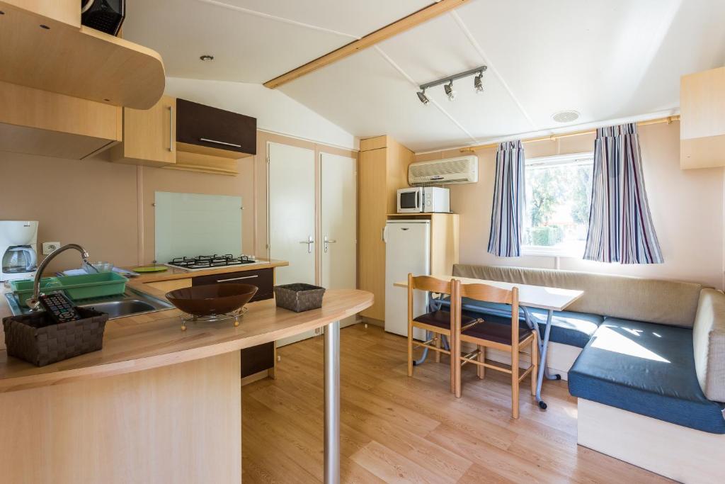 Kuchyň nebo kuchyňský kout v ubytování Camping Des Mimosas