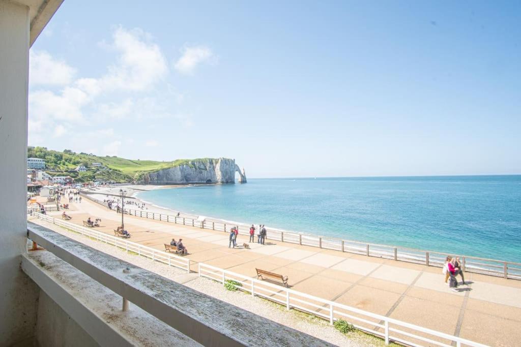 d'un balcon offrant une vue sur la plage et l'océan. dans l'établissement L'Appel de la mer - Front de mer Parking privatif, à Étretat