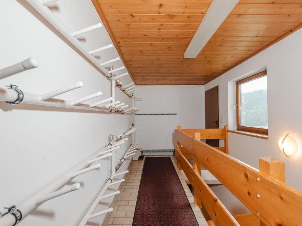 Palanda nebo palandy na pokoji v ubytování Apartment Mitteregg by Interhome
