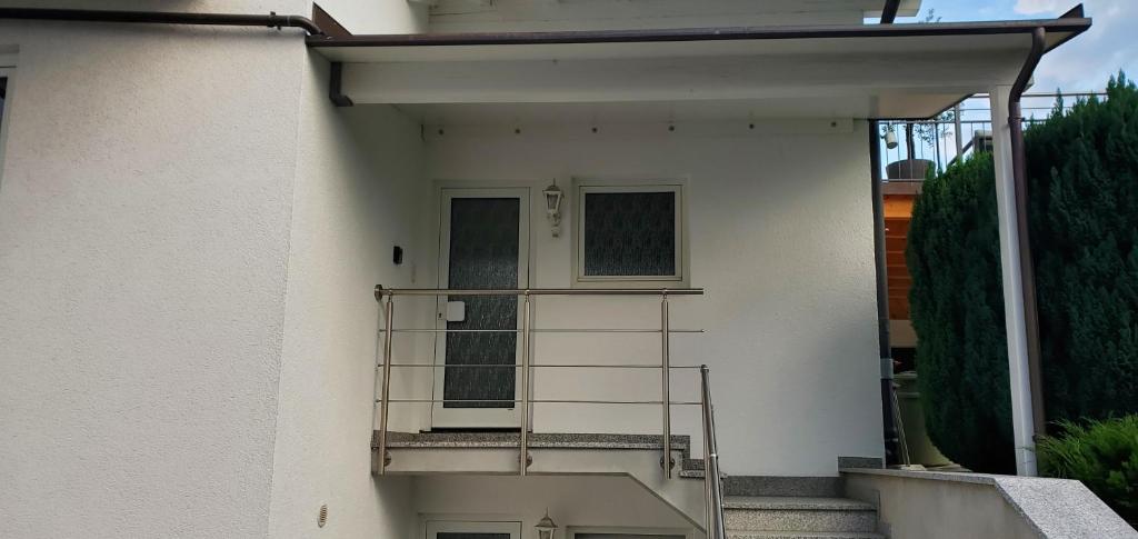 Balkón nebo terasa v ubytování Ferienwohnung Weißensberg "Berg-Seeblick"