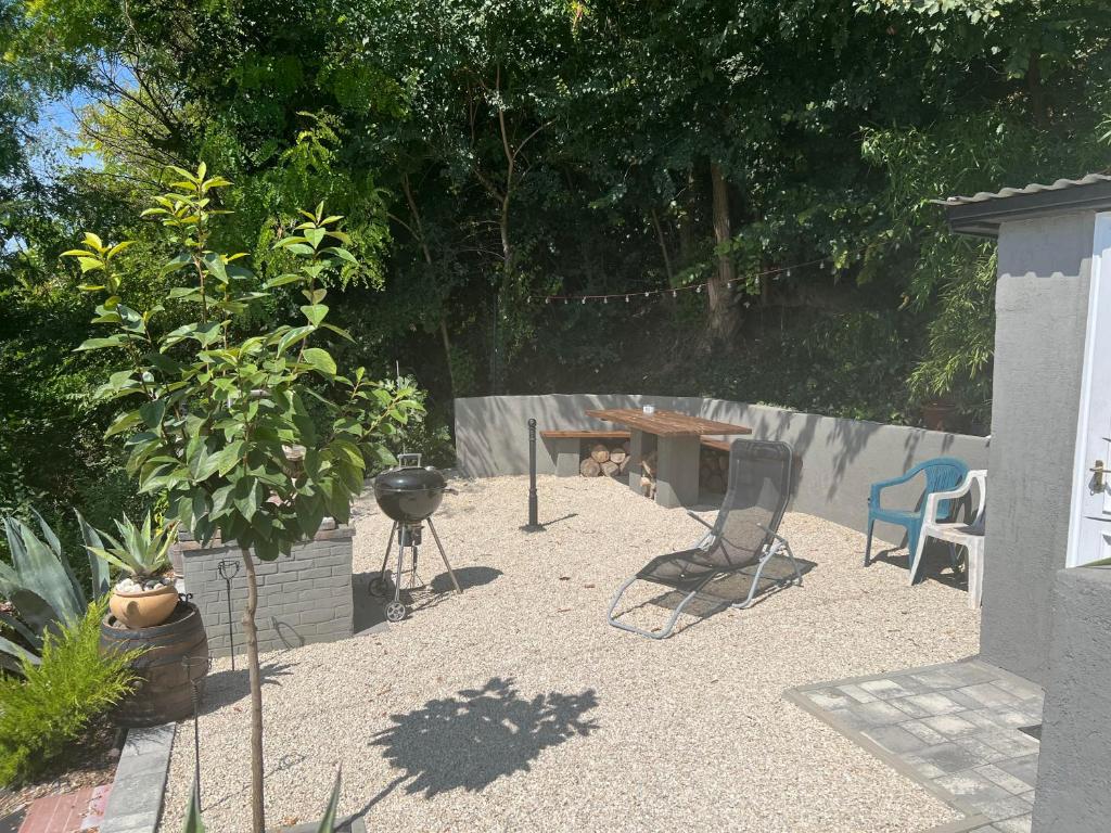Vonkajšia záhrada v ubytovaní Zsolna Apartman