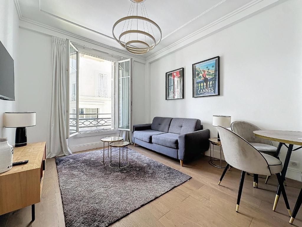 un salon avec un canapé et une table dans l'établissement INTUITION - 2 pieces - Cannes Carre d or, à Cannes