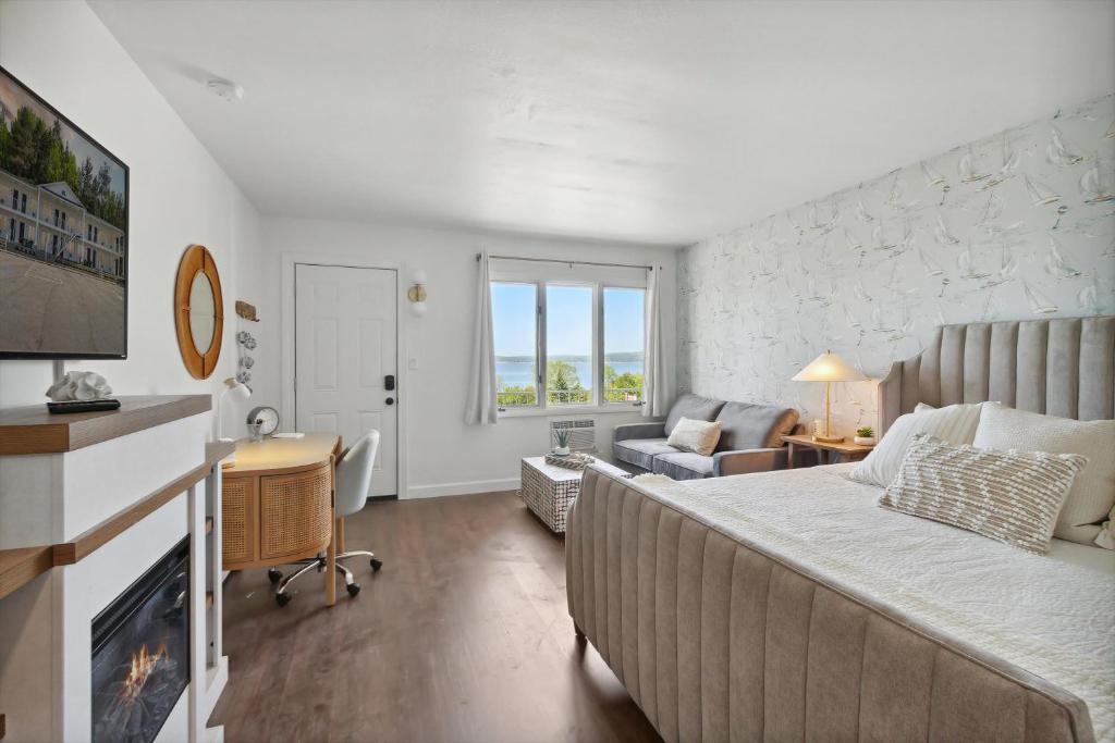 Perfect Lake View Single King Private Fireplace - Housity
