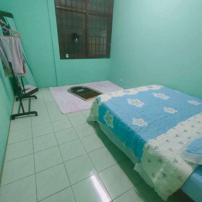 Postel nebo postele na pokoji v ubytování Taman Tinah Homestay
