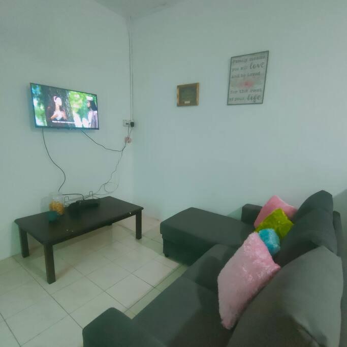 TV a/nebo společenská místnost v ubytování Taman Tinah Homestay