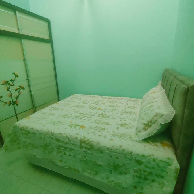 Postel nebo postele na pokoji v ubytování Taman Tinah Homestay