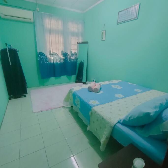Postel nebo postele na pokoji v ubytování Taman Tinah Homestay