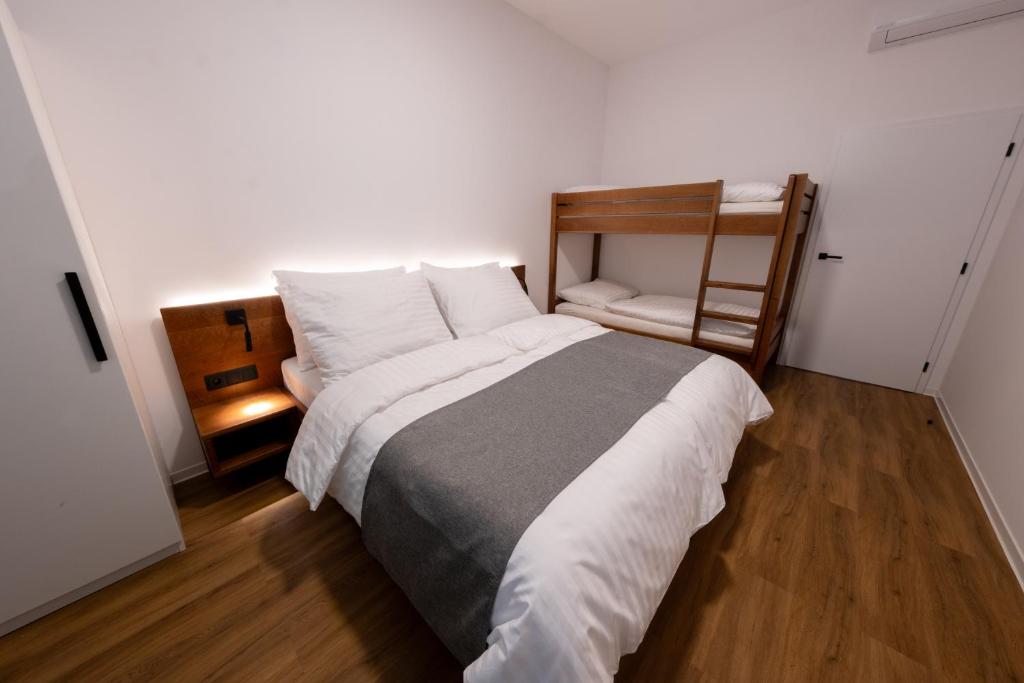 Postel nebo postele na pokoji v ubytování IT Centrum Apartments