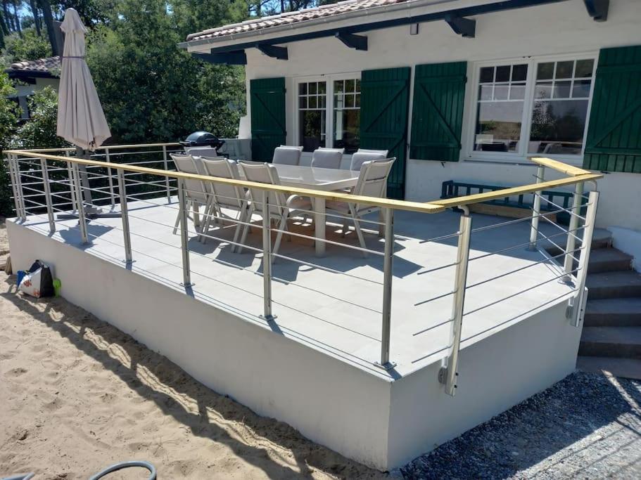 ラ・テスト・ド・ビュシュにあるMaison Alisan - Dune du Pilatのビーチのデッキ(椅子、パラソル付)