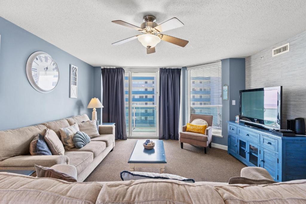 Televisyen dan/atau pusat hiburan di Malibu Pointe 401 Second row ocean view-Crescent Beach Section