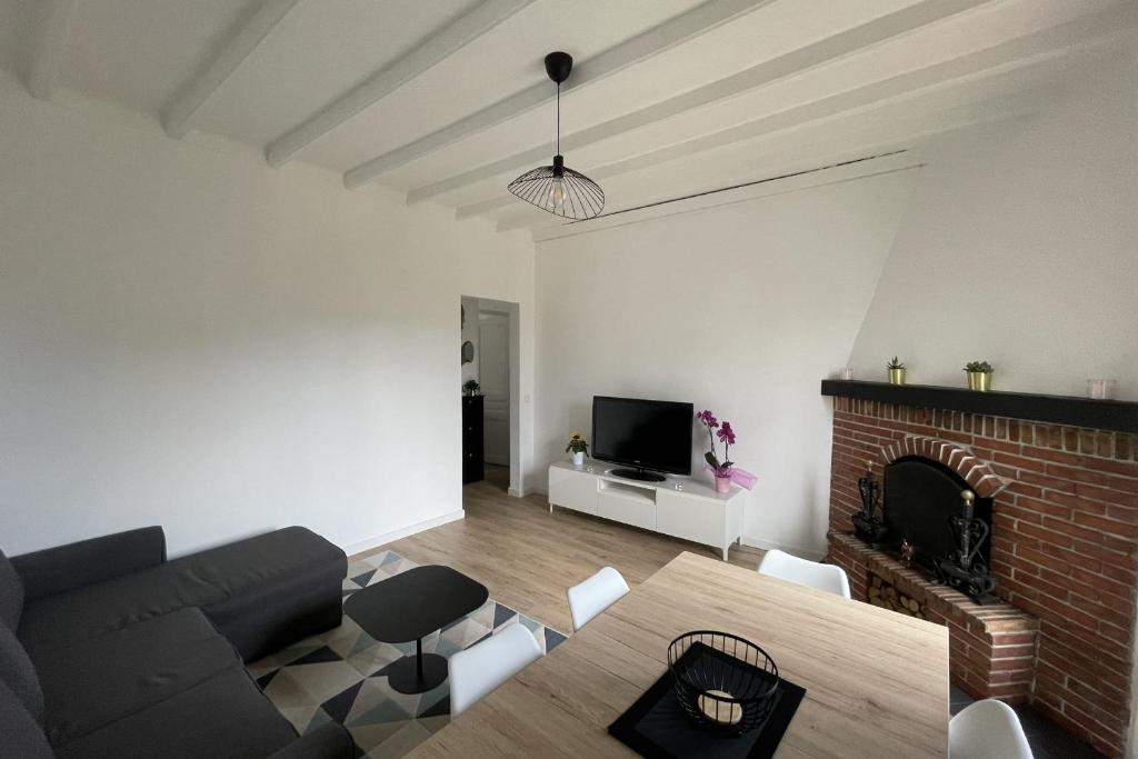 un salon avec un canapé et une cheminée dans l'établissement Bright T3 200m from the beach close to shops, à Antibes