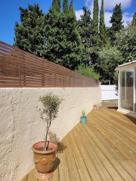 Chambre agréable dans une maison avec un grand lit