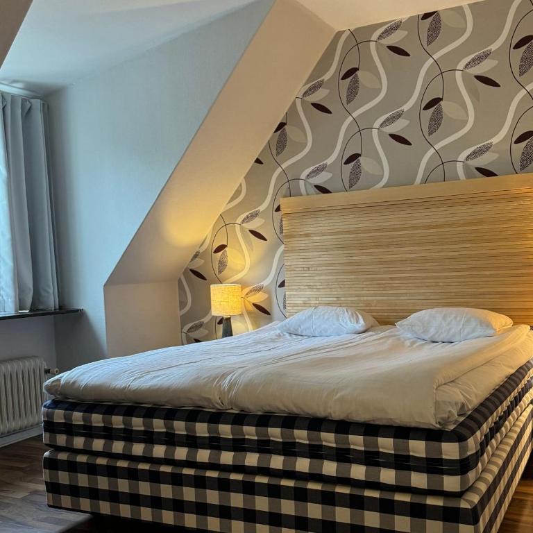 Postel nebo postele na pokoji v ubytování Hotell Gillet i Köping