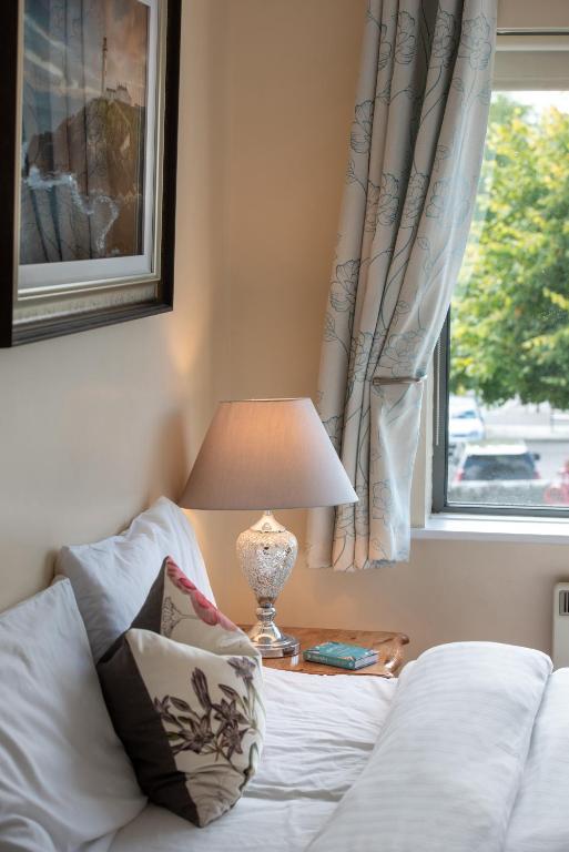 Postel nebo postele na pokoji v ubytování Waterfront View Apartment