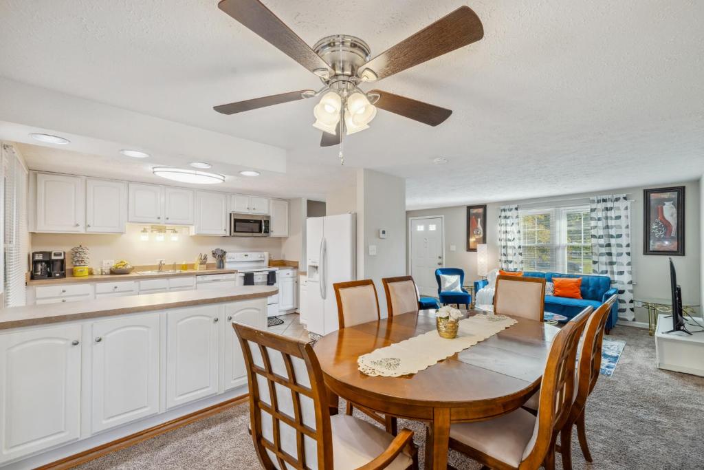 a kitchen and dining room with a table and chairs at Luxury lifestyle in Waldorf