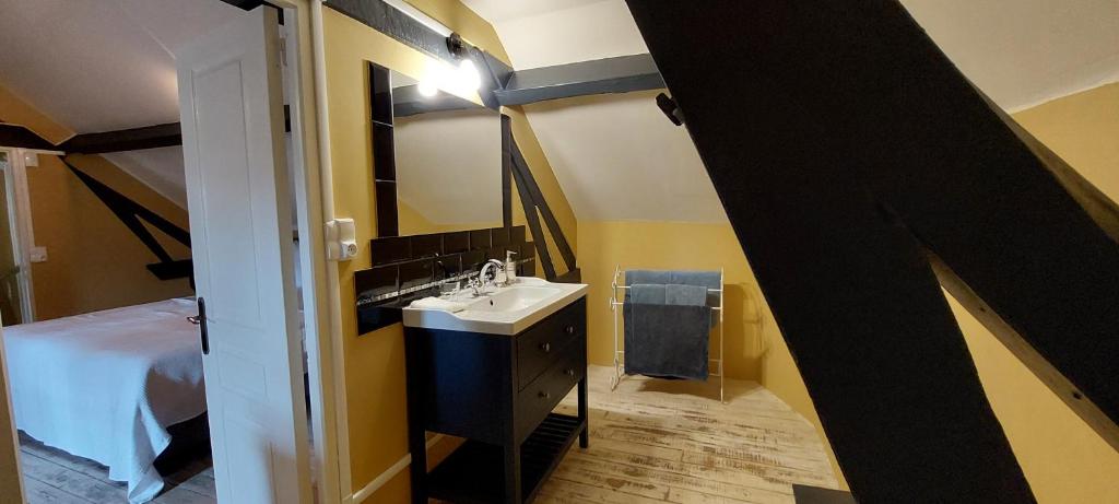 Postel nebo postele na pokoji v ubytování Chambres d’hôtes La Joyeuse