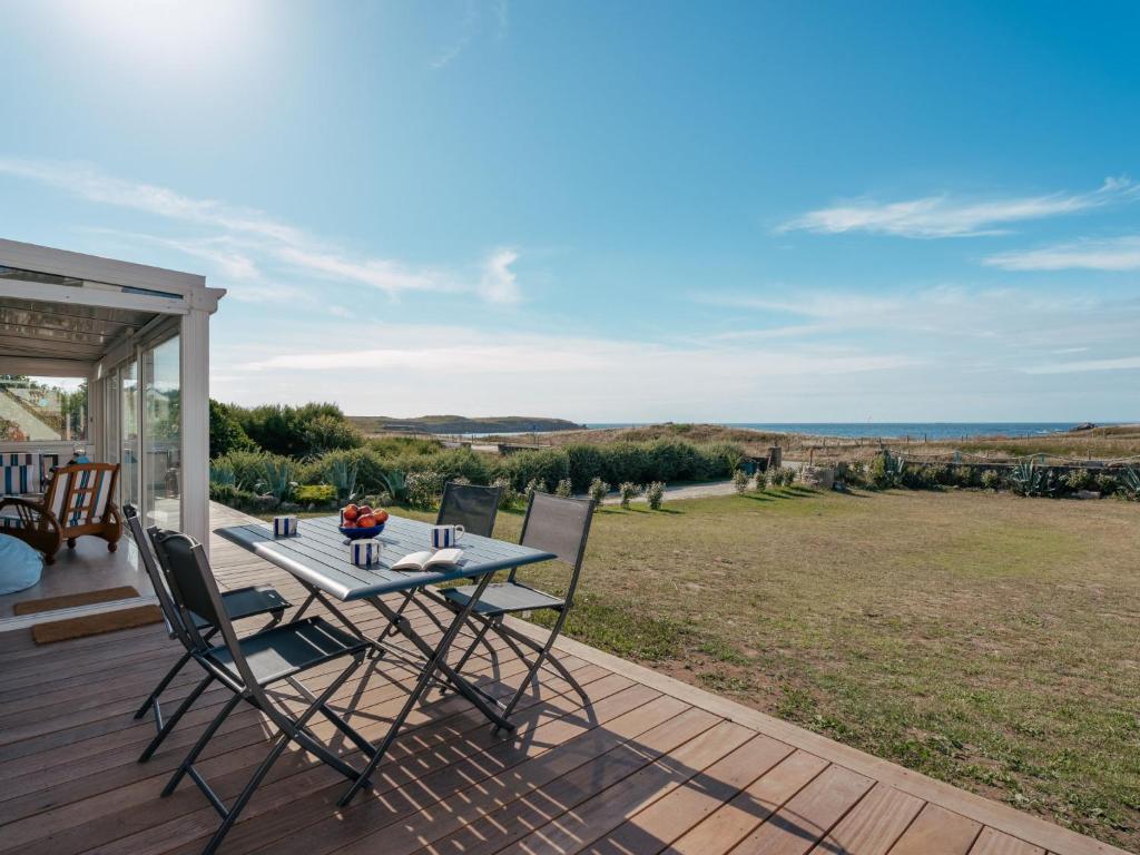 - une table et des chaises sur une terrasse avec vue sur l'océan dans l'établissement Holiday Home Villa Heol by Interhome, à Saint-Pierre-Quiberon