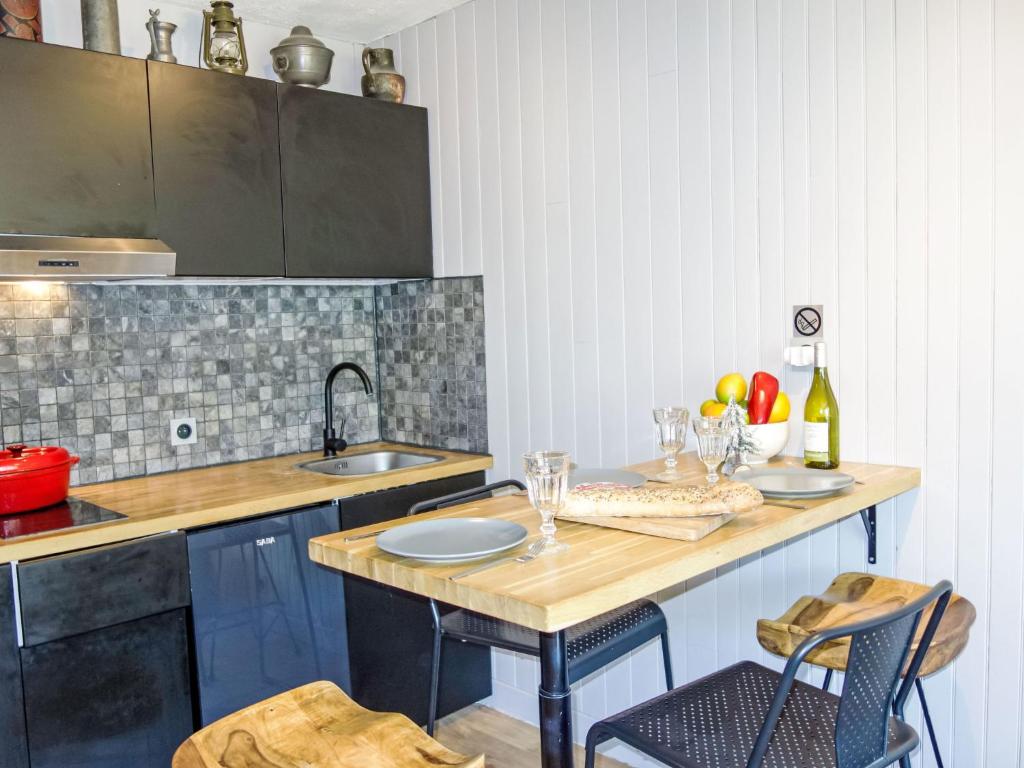 Kuchyň nebo kuchyňský kout v ubytování Apartment Le Roc de Peclet by Interhome