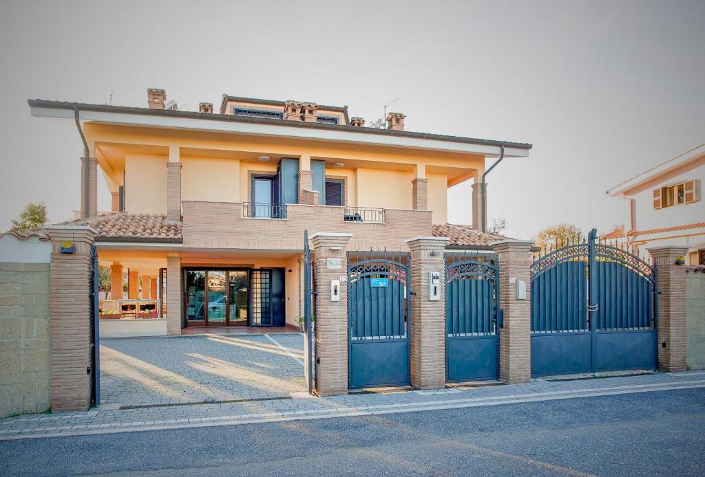 una casa con una puerta azul delante de ella en SIGIS HOTEL - Fiumicino, en Fiumicino