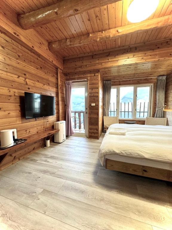Postel nebo postele na pokoji v ubytování Dingdai Glass Villa