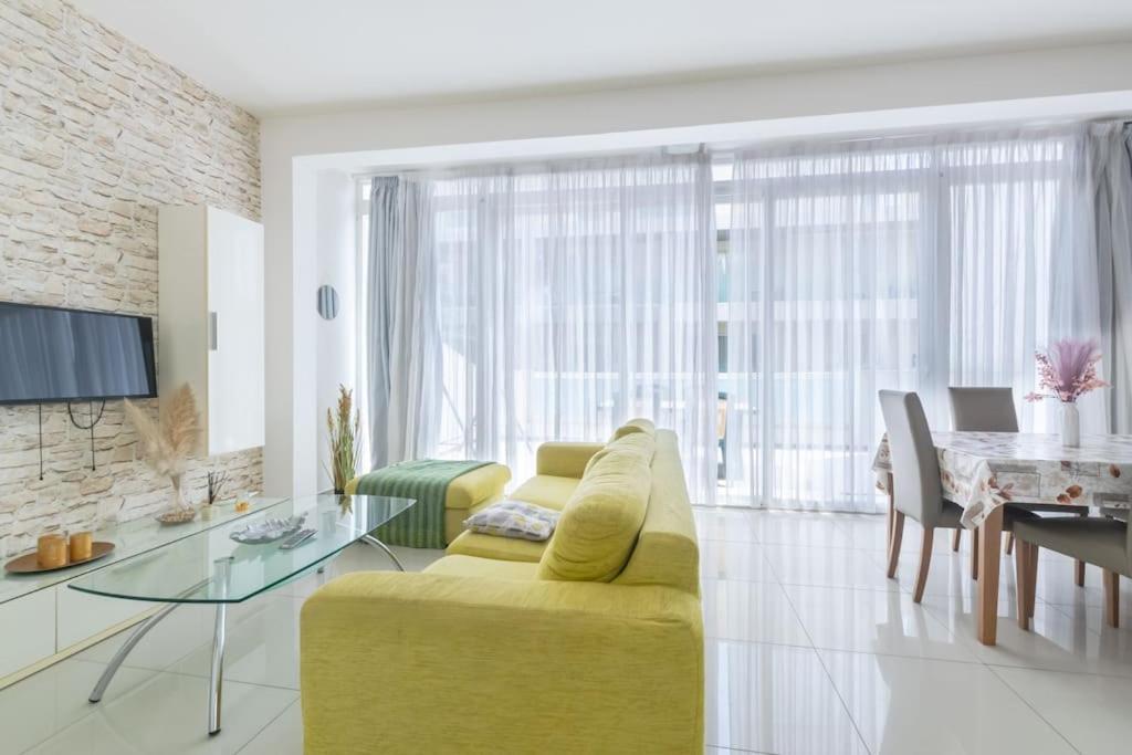 Χώρος καθιστικού στο Penthouse with Side Sea View