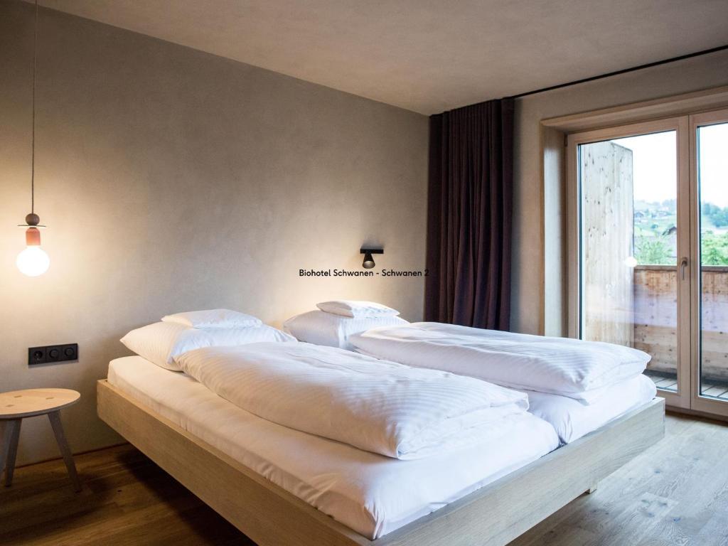 Postel nebo postele na pokoji v ubytování Biohotel Schwanen