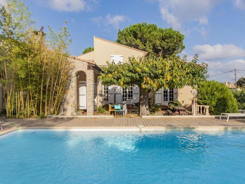 une maison avec une piscine devant une maison dans l'établissement Holiday Home La Bastide de la Cigale by Interhome, à Nîmes